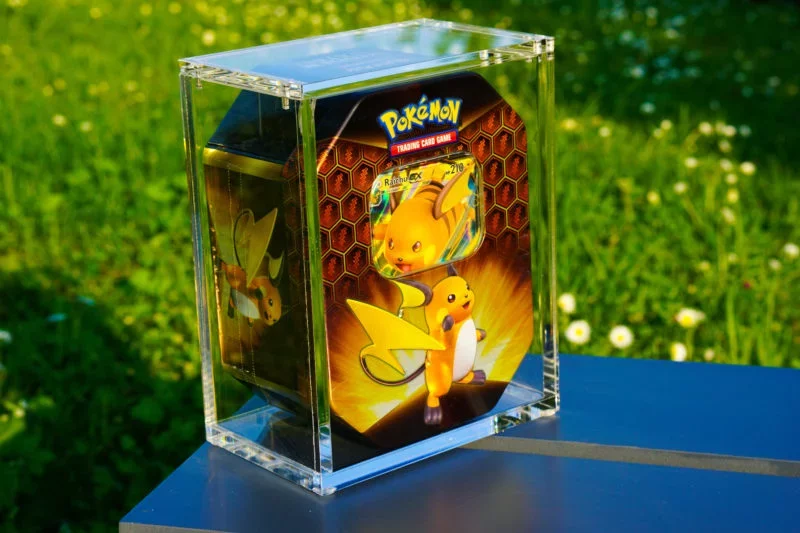 Die Cards & Toys Acryl Cases heben sich von der breiten Menge der am ...